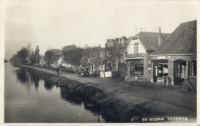 10522 Gezicht op de Leidsche Rijn en de Zandweg (gemeente Vleuten) in de bebouwde kom van De Meern uit het oosten; met ...